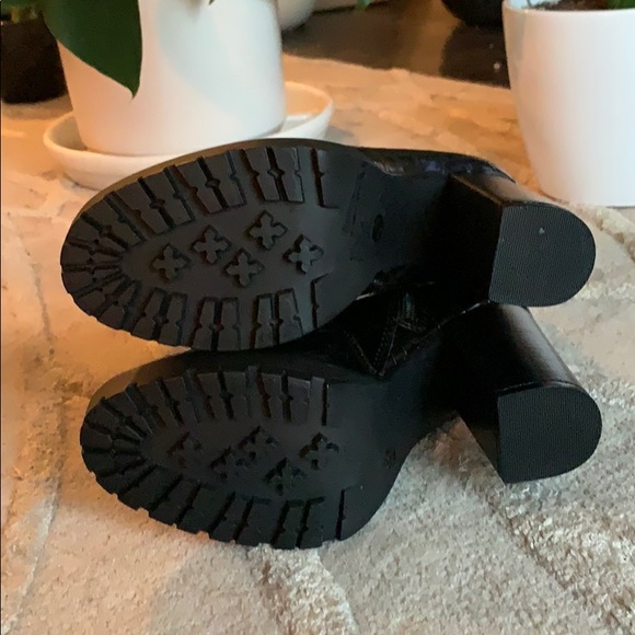 ✨SOLD✨Steve Madden Latch Booties - Picture 4 of 5